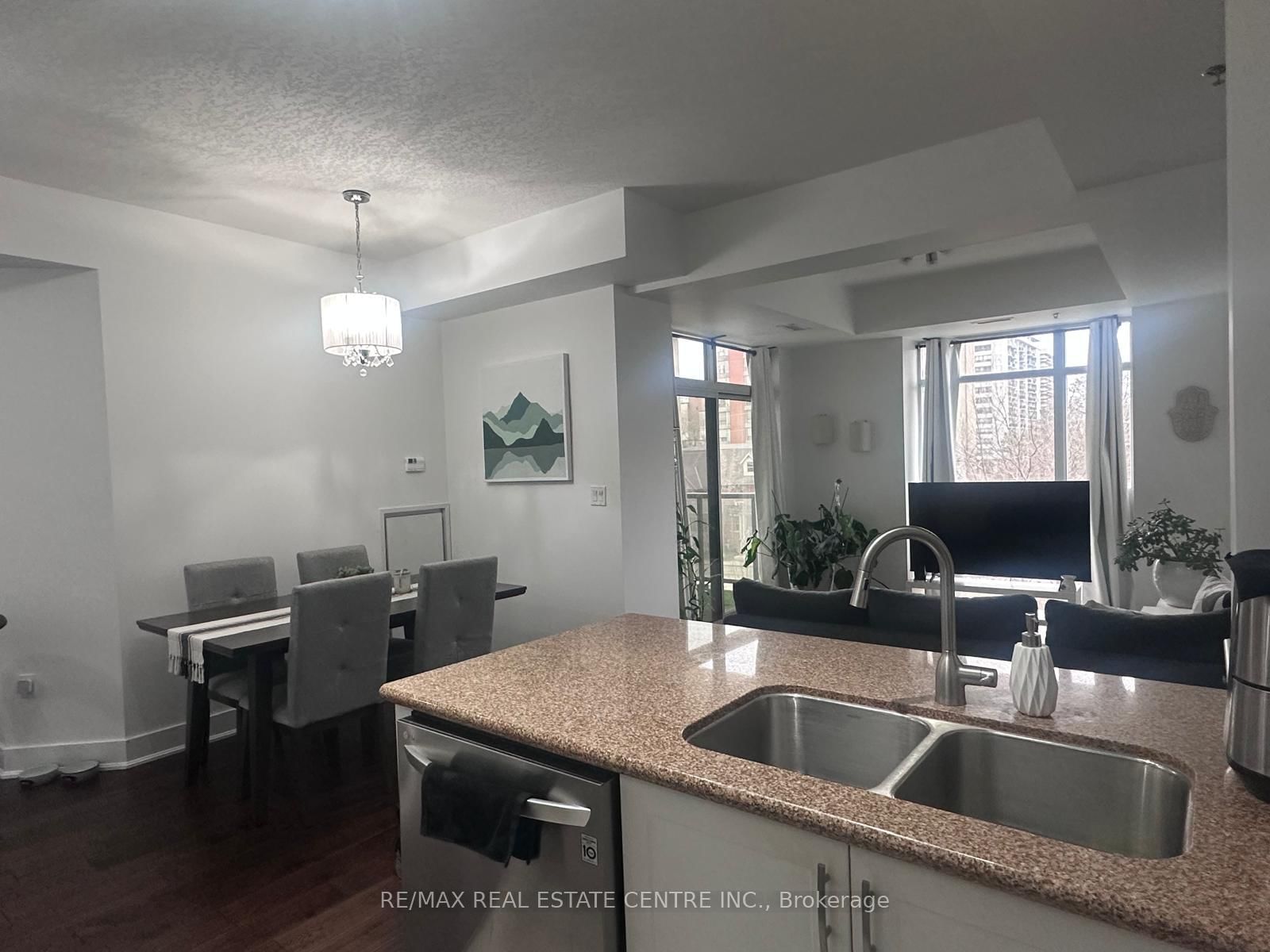 90 Charlton Avenue W, Unit 303 - Photo 9