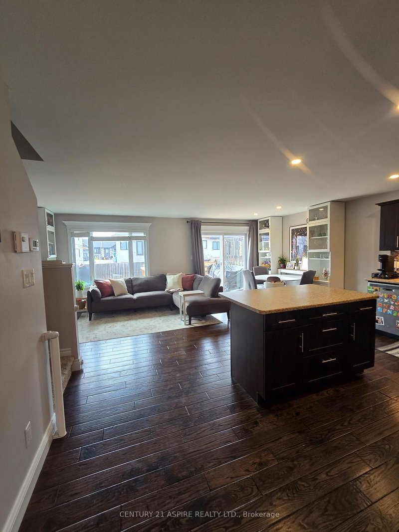 44 Winston Ave, Petawawa, K8H 0C1 | Image 3