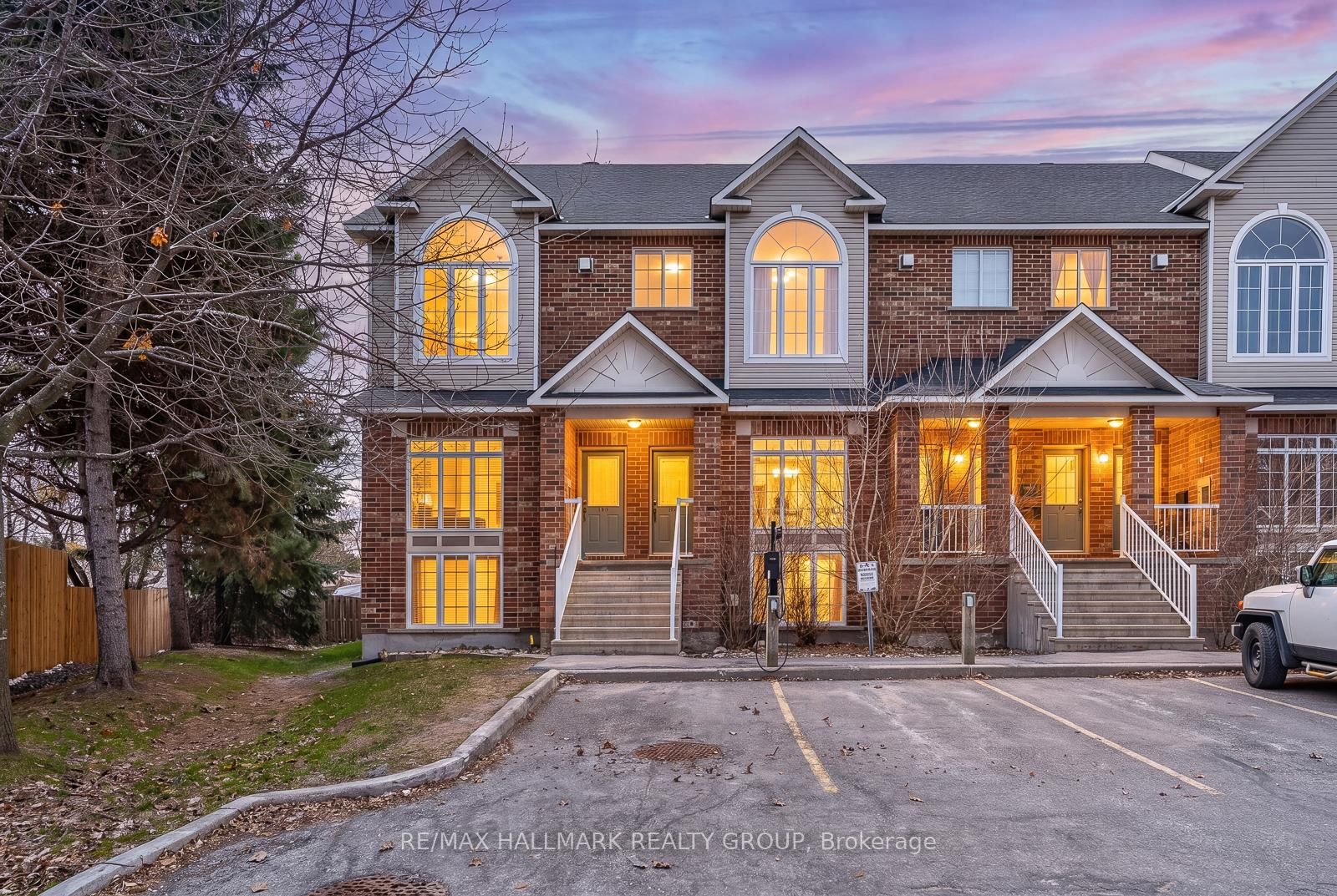 142 Gatestone Private • Ottawa, ON photo 1