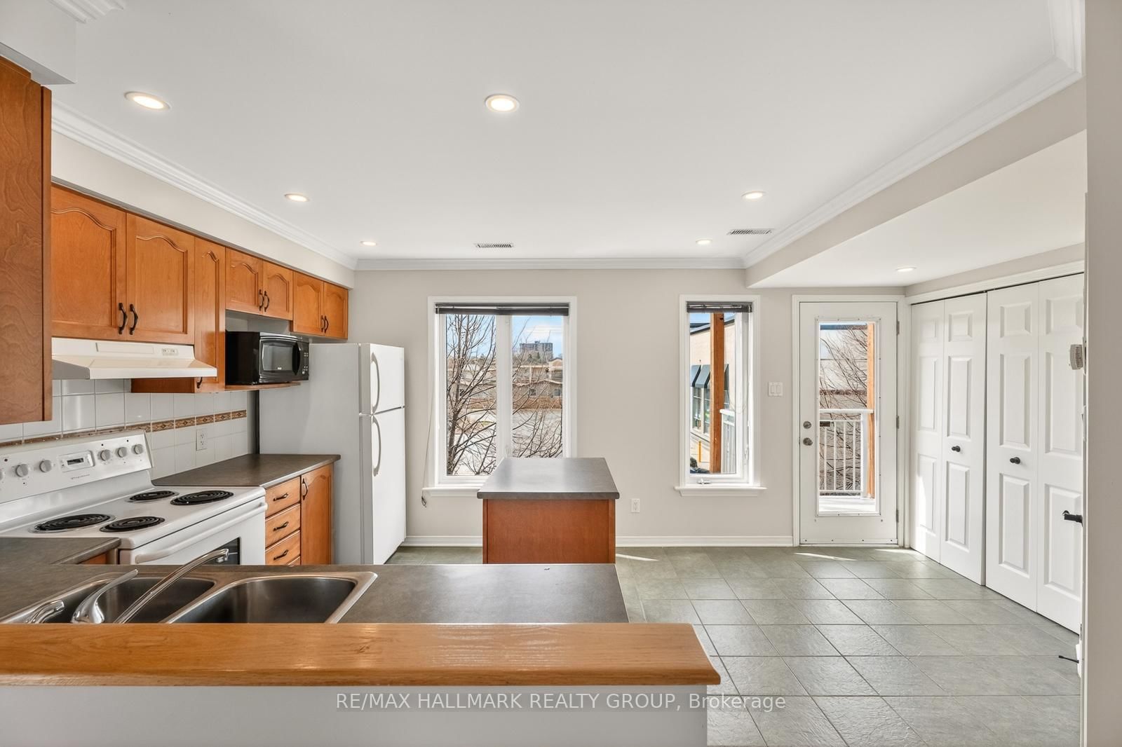 142 Gatestone Private • Ottawa, ON photo 14