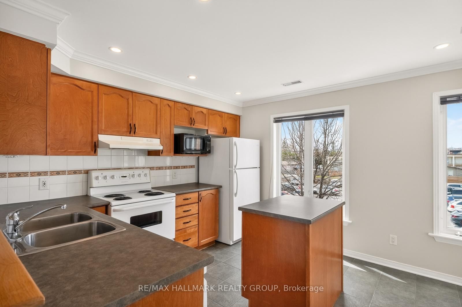 142 Gatestone Private • Ottawa, ON photo 15