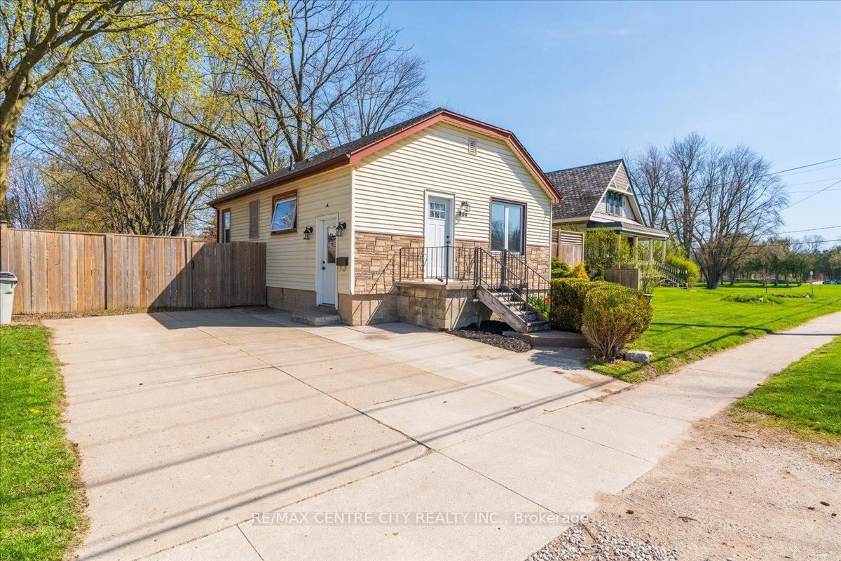 Detached House for sale at 359 Albert Street, Strathroy-Caradoc, Ontario, N7G 1W4 - NW - MLS: X13047622