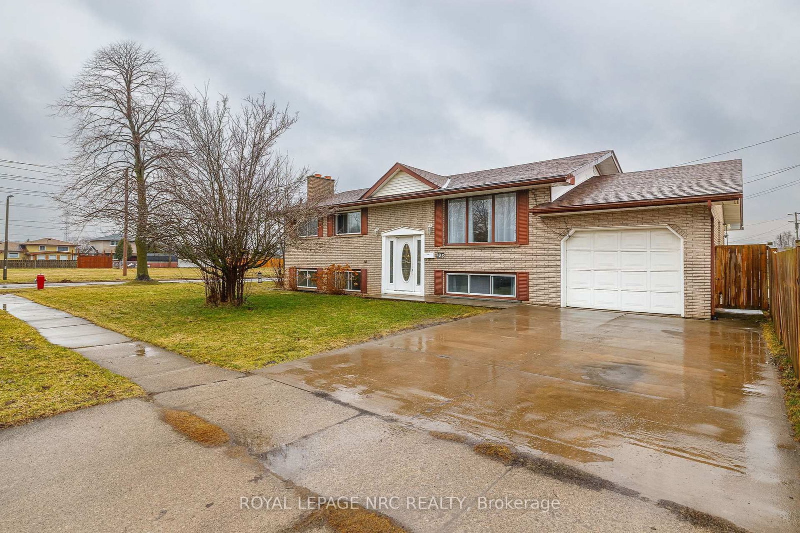 Detached House for sale at 106 Lewis Street, Welland, Ontario, L3B 4V7 - Lincoln/Crowland - MLS: X13048786