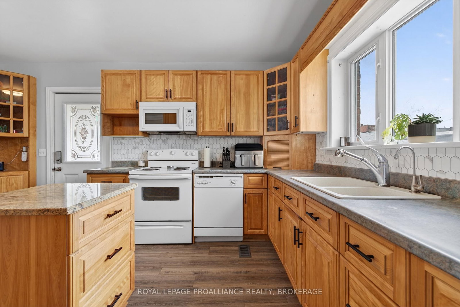 118 East Street E - Photo 18