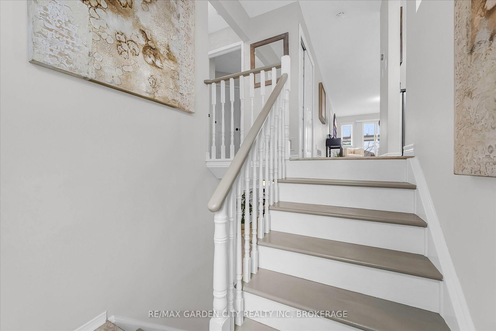 11 Jefferson Court W - Photo 2