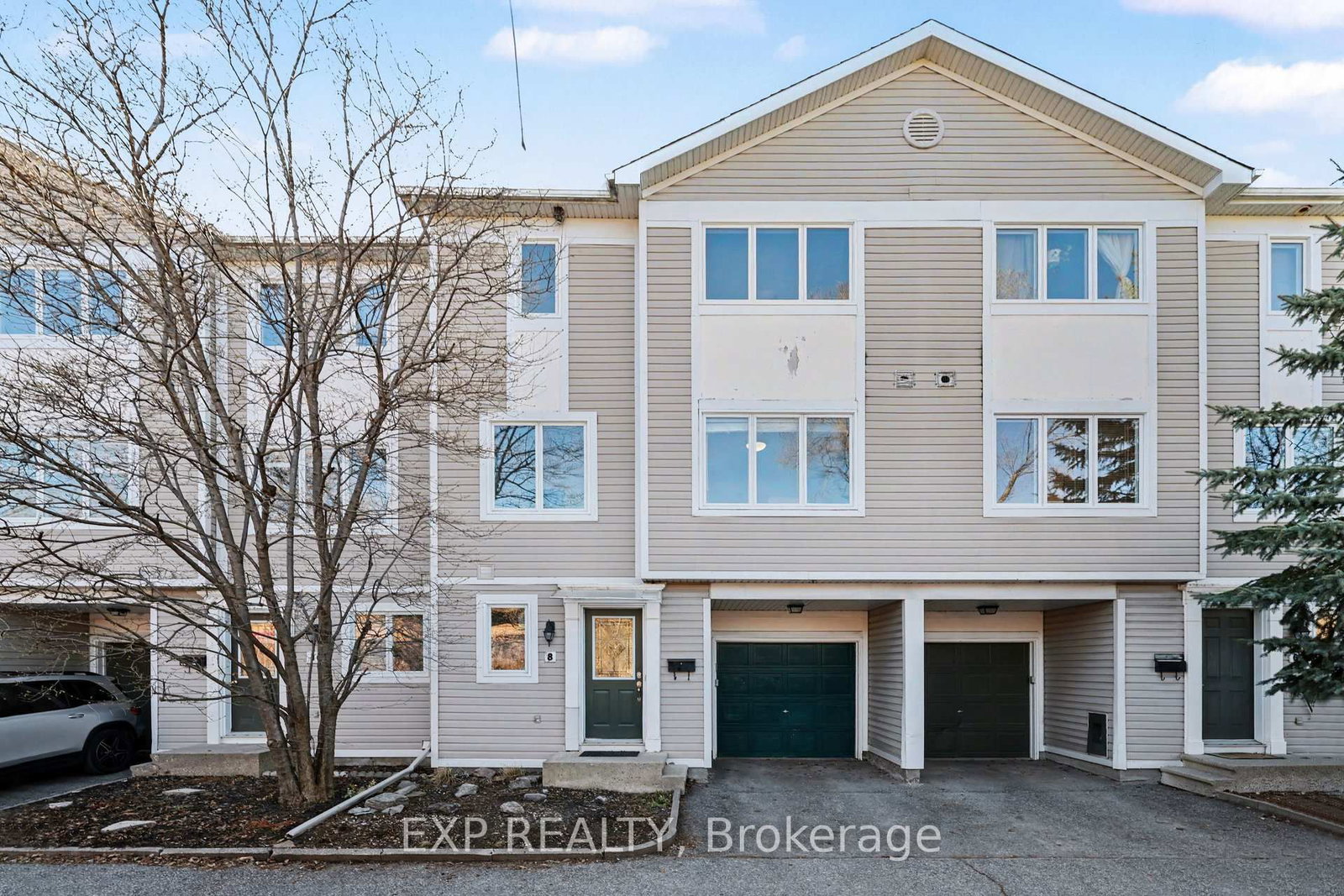 Townhouse for sale at 8 Barnaby Private, Ottawa, Ontario, K1K 4S4 - Overbrook/Castle Heights - MLS: X13052620