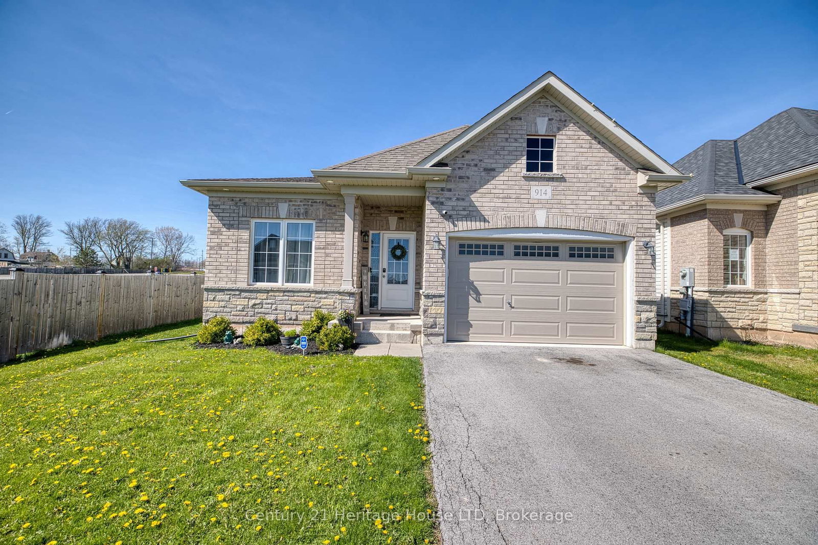 Detached House for sale at 914 Burwell Street, Fort Erie, Ontario, L2A 0E3 - Lakeshore - MLS: X13053662