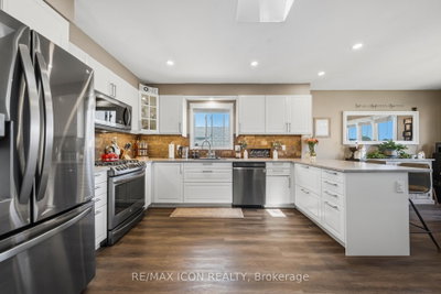 61 Carleton Court • Thames Centre, ON photo 8