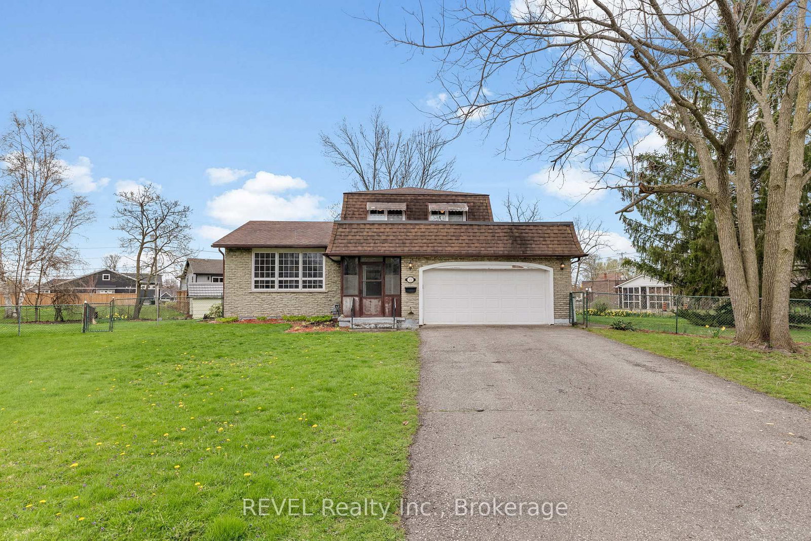 Detached House for sale at 19 St George Court, Fort Erie, Ontario, L0S 1B0 - Crystal Beach - MLS: X13055142