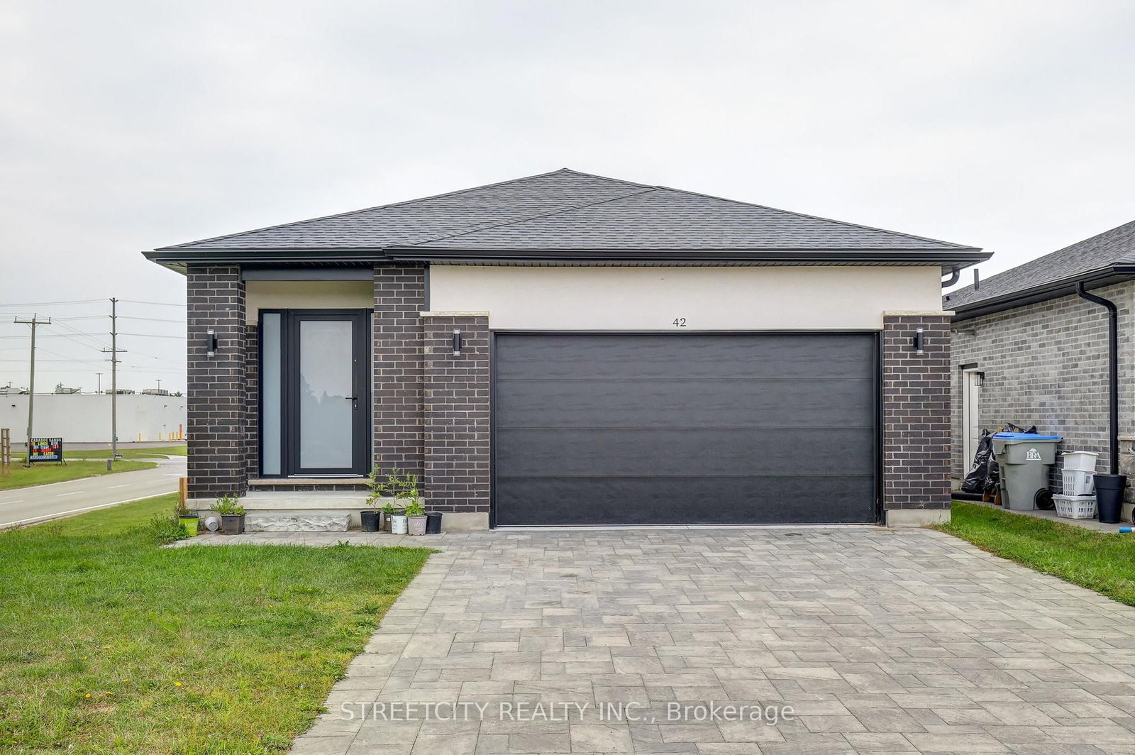 Detached House for sale at 42 Alexander Circle, Strathroy-Caradoc, Ontario, N7G 0B5 - SE - MLS: X13055466