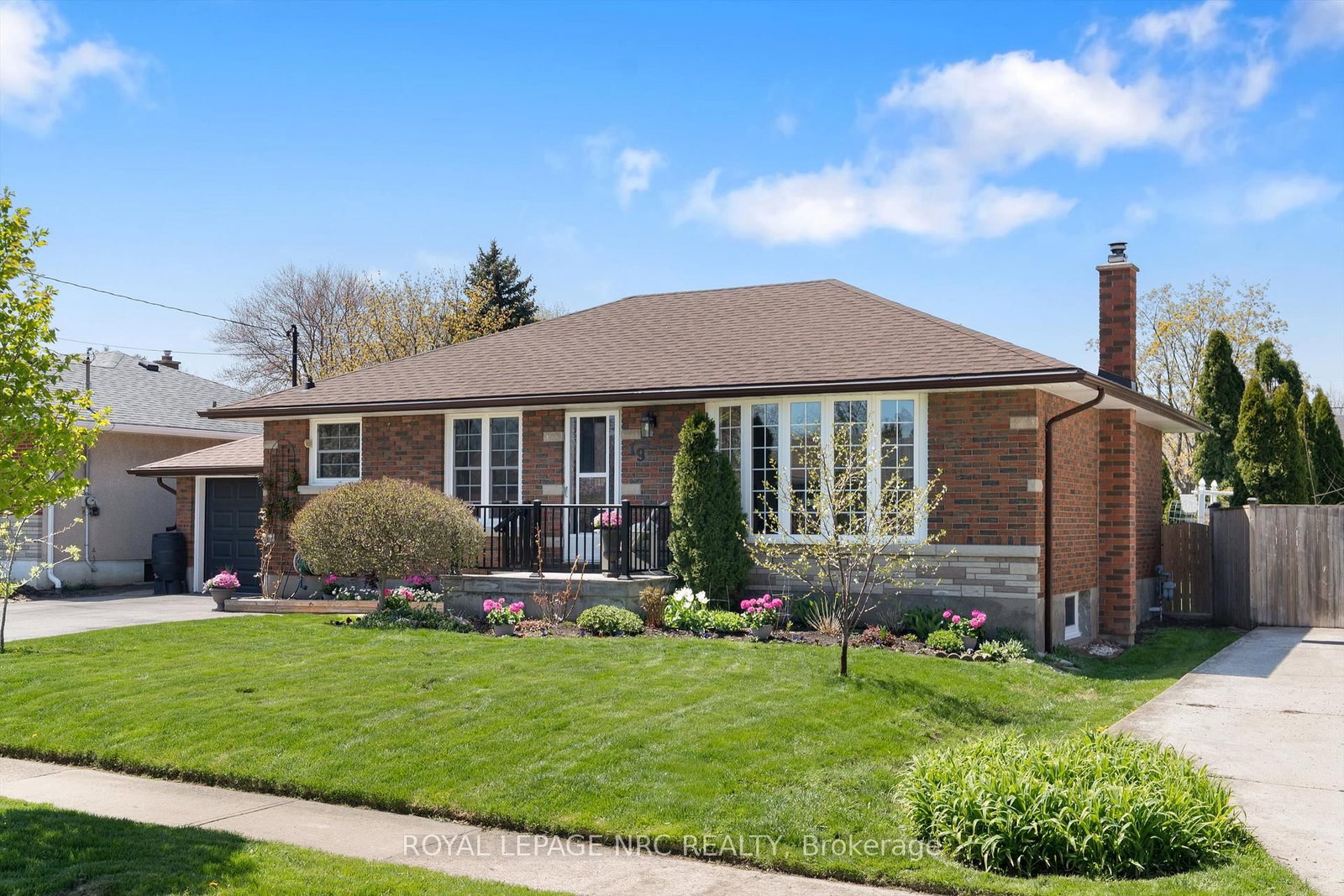 Detached House for sale at 19 Logan Street, St. Catharines, Ontario, L2N 2B6 - Fairview - MLS: X13056162