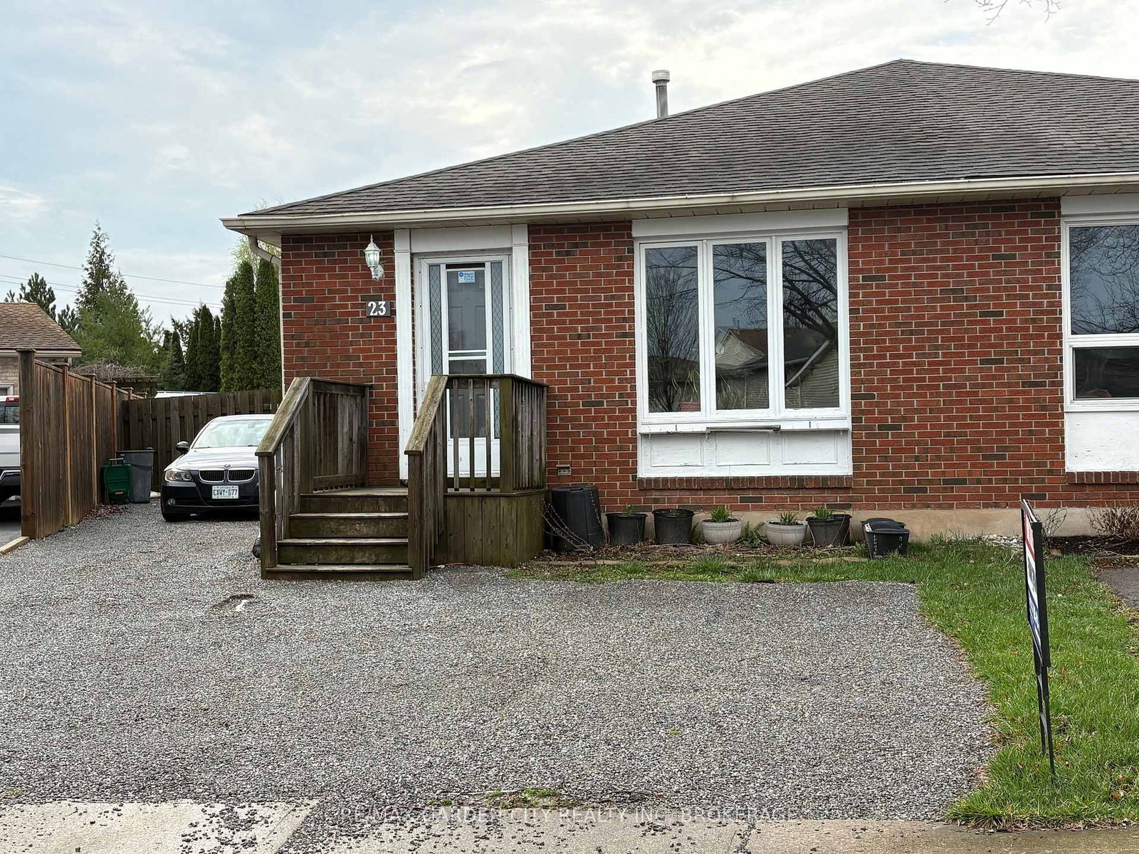 Semi-Detached House for sale at 23 POPLAR Crescent, Welland, Ontario, L3C 6W5 - N. Welland - MLS: X13056368