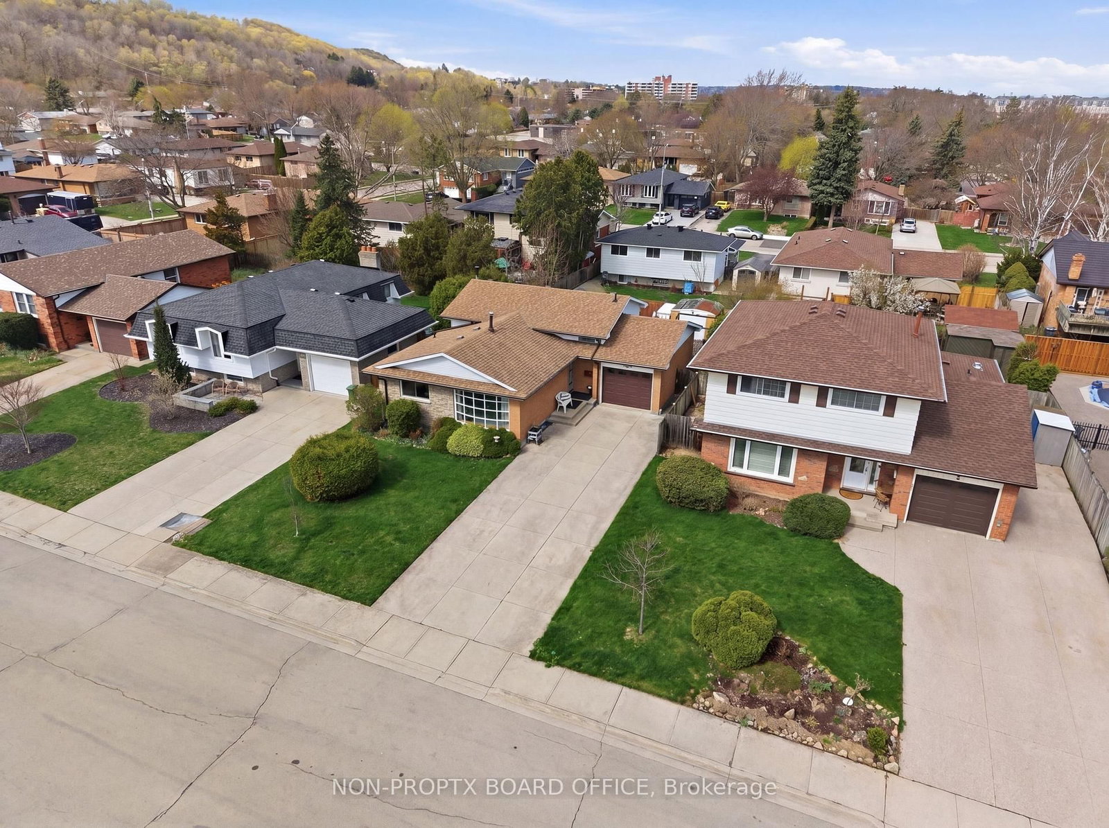 Detached House for sale at 7 Vanderwood Court, Hamilton, Ontario, L8G 2Y5 - Stoney Creek - MLS: X13056906