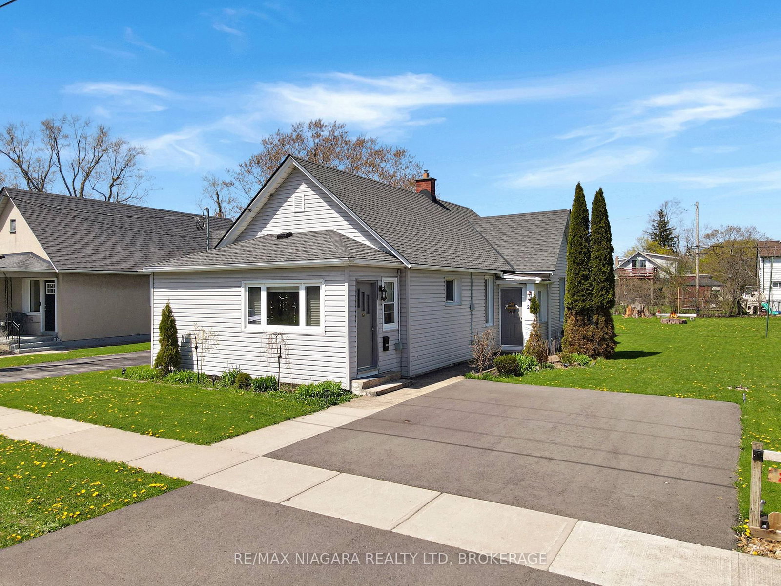 Detached House for sale at 228 Courtwright Street, Fort Erie, Ontario, L2A 2R8 - Central - MLS: X13059158