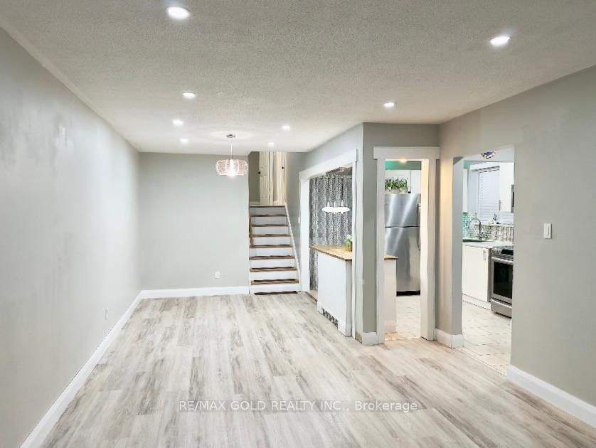 156 Mooregate Crescent, Unit Upper - Photo 11