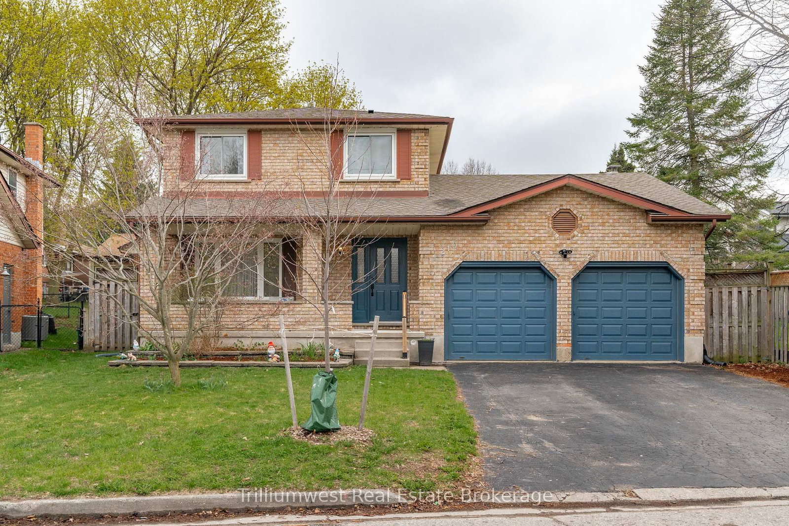 Detached House for sale at 210 Old Country Place, Kitchener, Ontario, N2E 3A3 - MLS: X13060248
