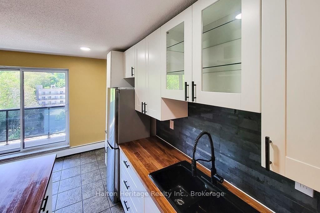 81 Charlton Avenue E, Unit 905 - Photo 13