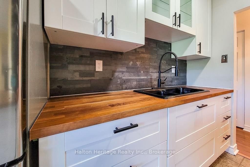 81 Charlton Avenue E, Unit 905 - Photo 17