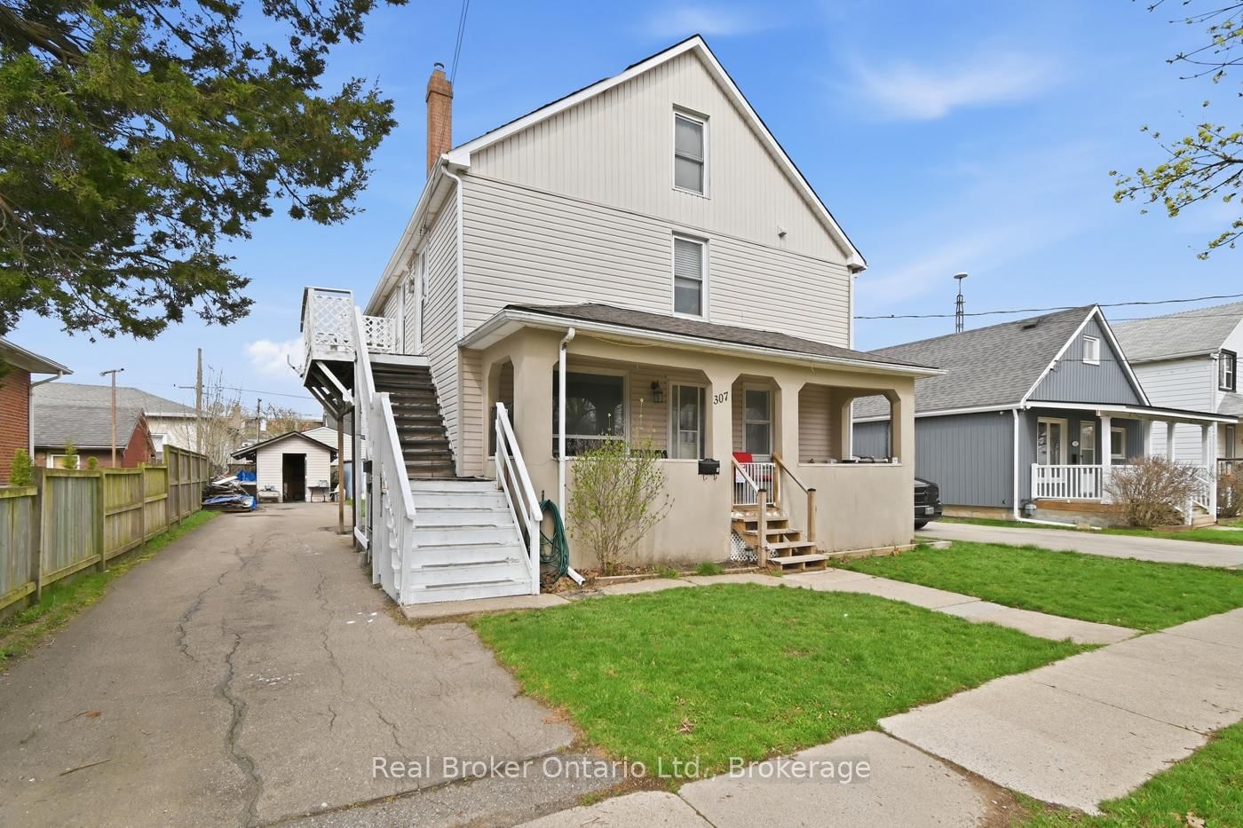307 Wallace Avenue S • Welland, ON photo 2