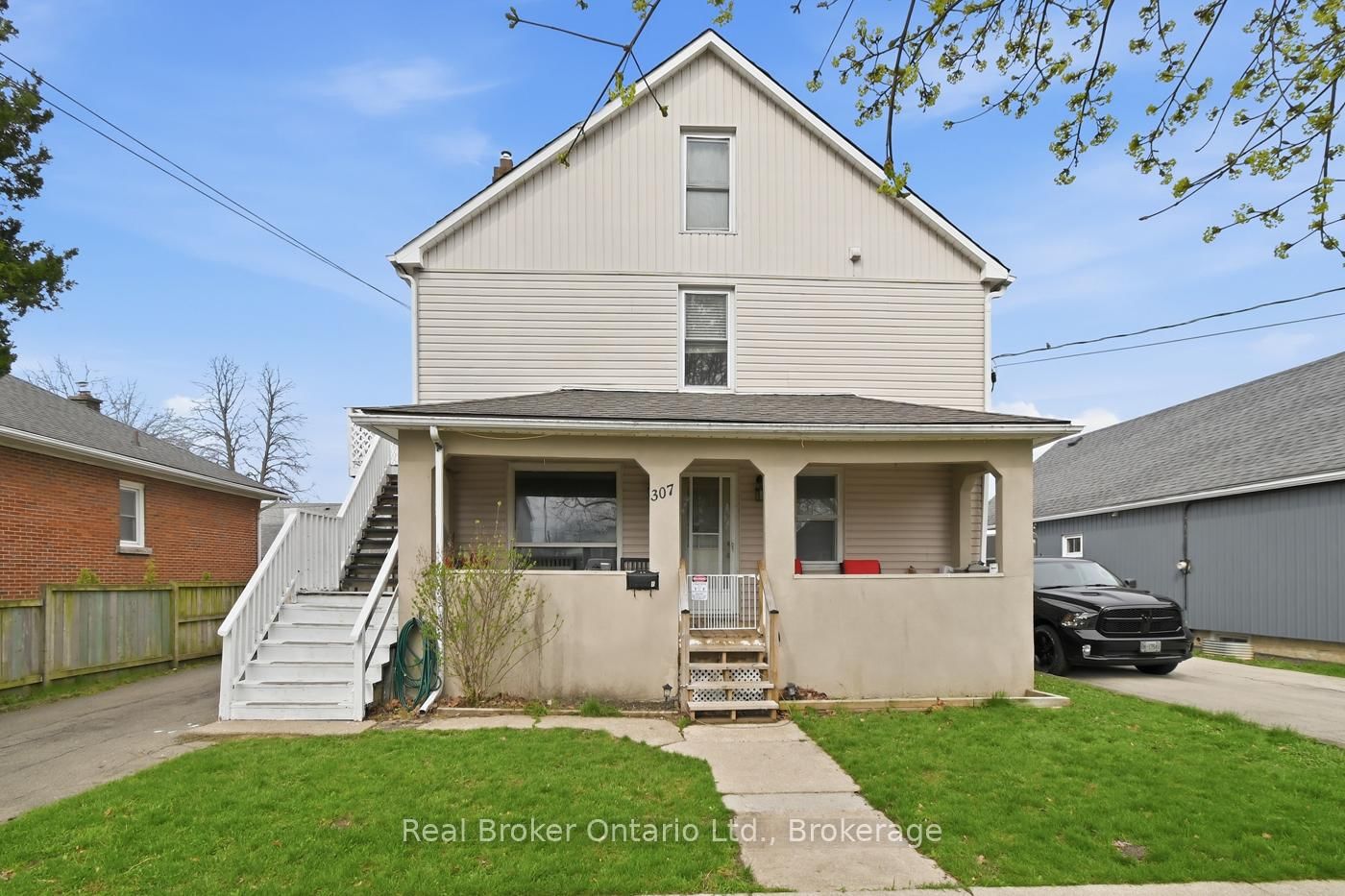 307 Wallace Avenue S • Welland, ON photo 3