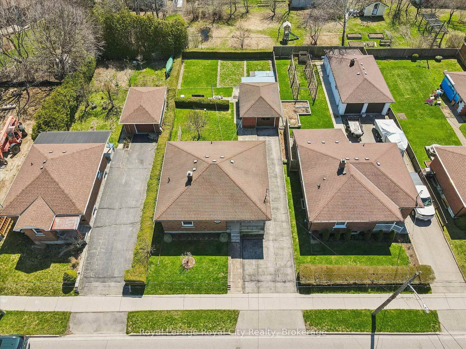 Detached House for sale at 133 Emma Street, Guelph, Ontario, N1E 1V2 - General Hospital - MLS: X13061492