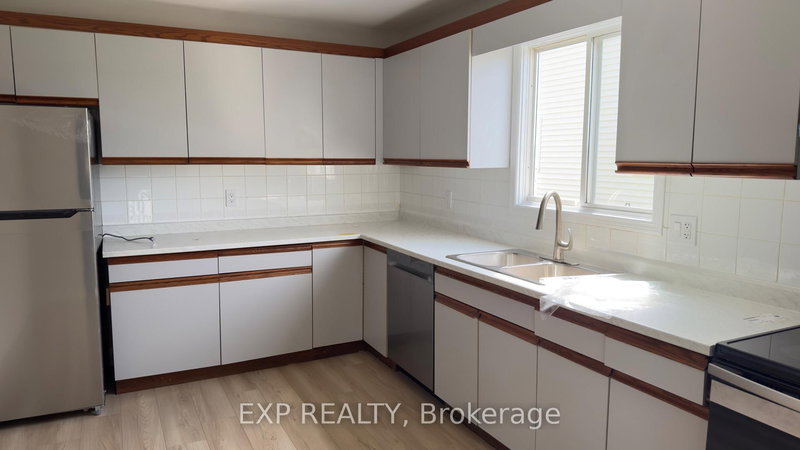 UPPER - 41 Woodland Dr, Welland, L3C 7C9 | Image 3