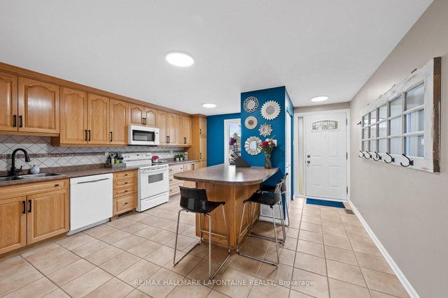 7911 Jeanne D'arc Boulevard N