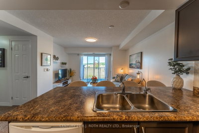 Unit 403 — 67 Kingsbury Square — photo 6