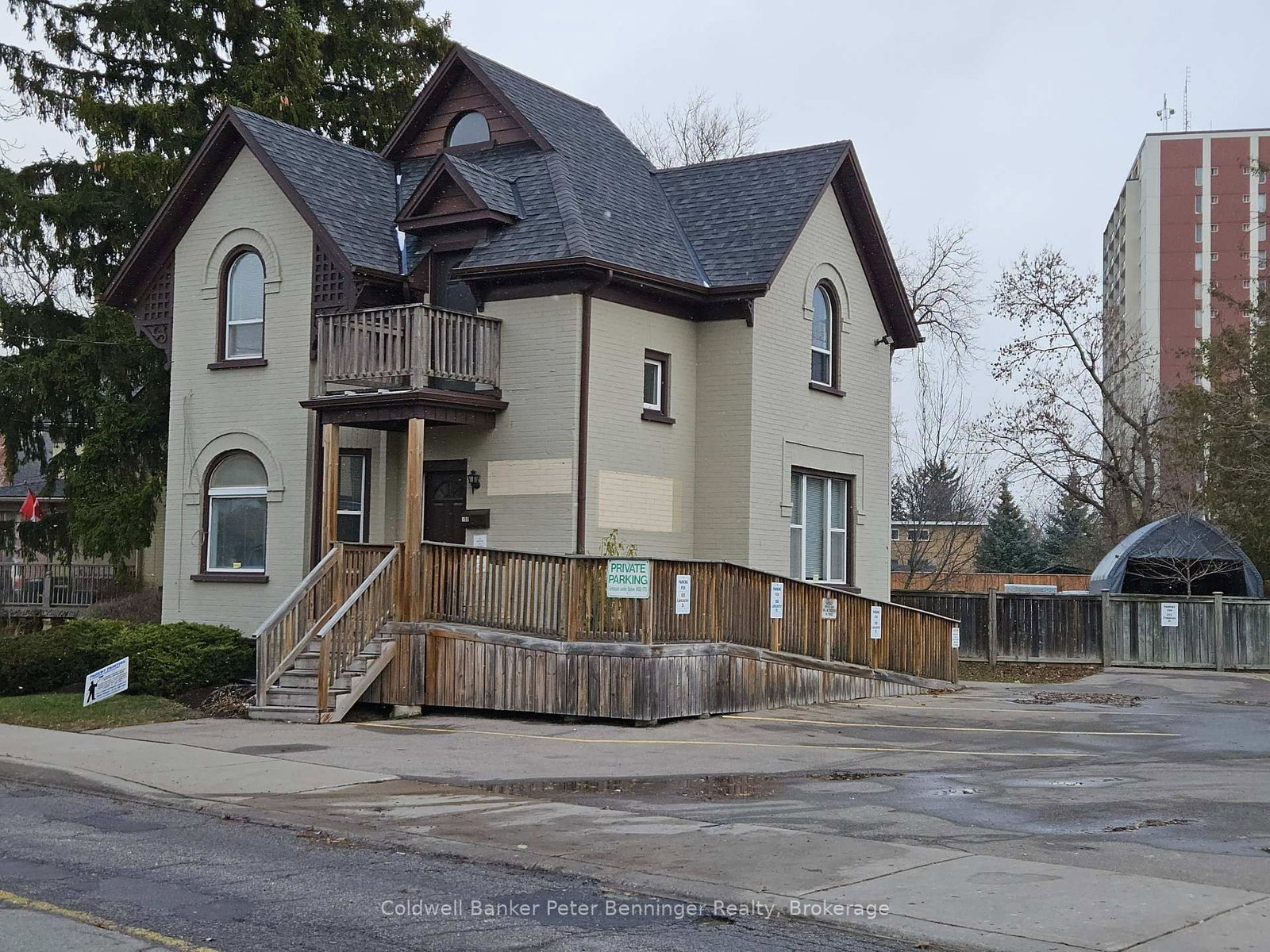 100 Lancaster Street E - Photo 2