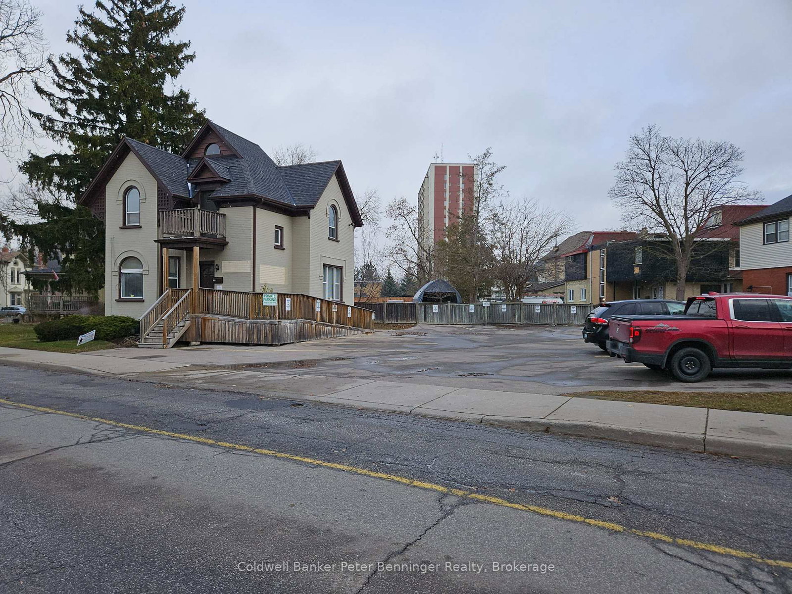 100 Lancaster Street E - Photo 3