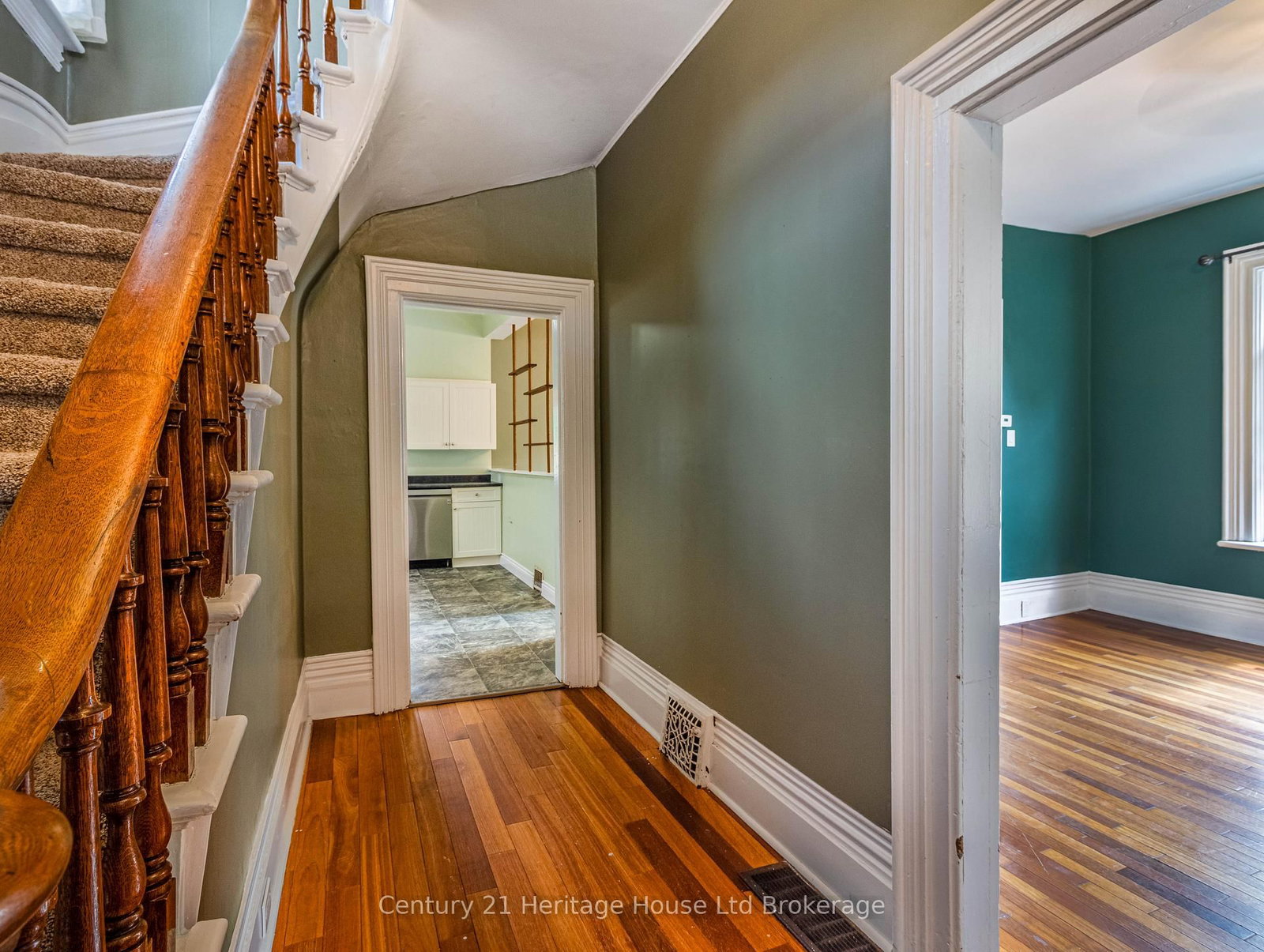 552 Hatch Street • Woodstock, ON photo 4
