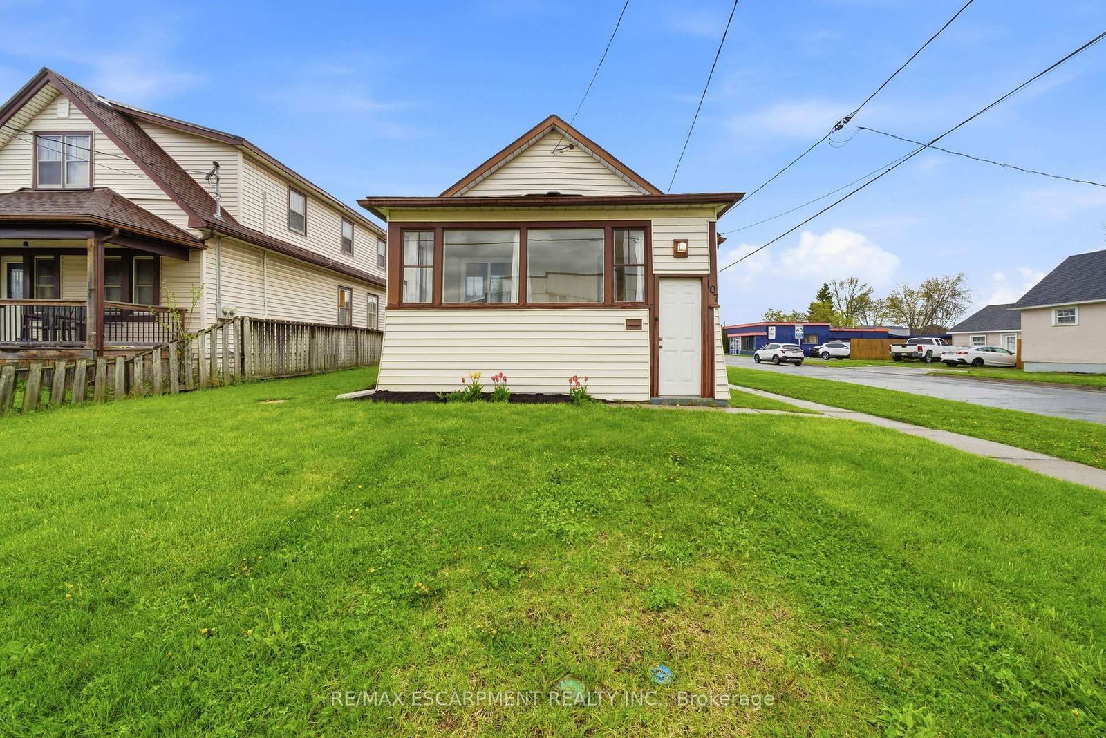Detached House for sale at 107 Broadway Street, Welland, Ontario, L3C 5L6 - Broadway - MLS: X13065594
