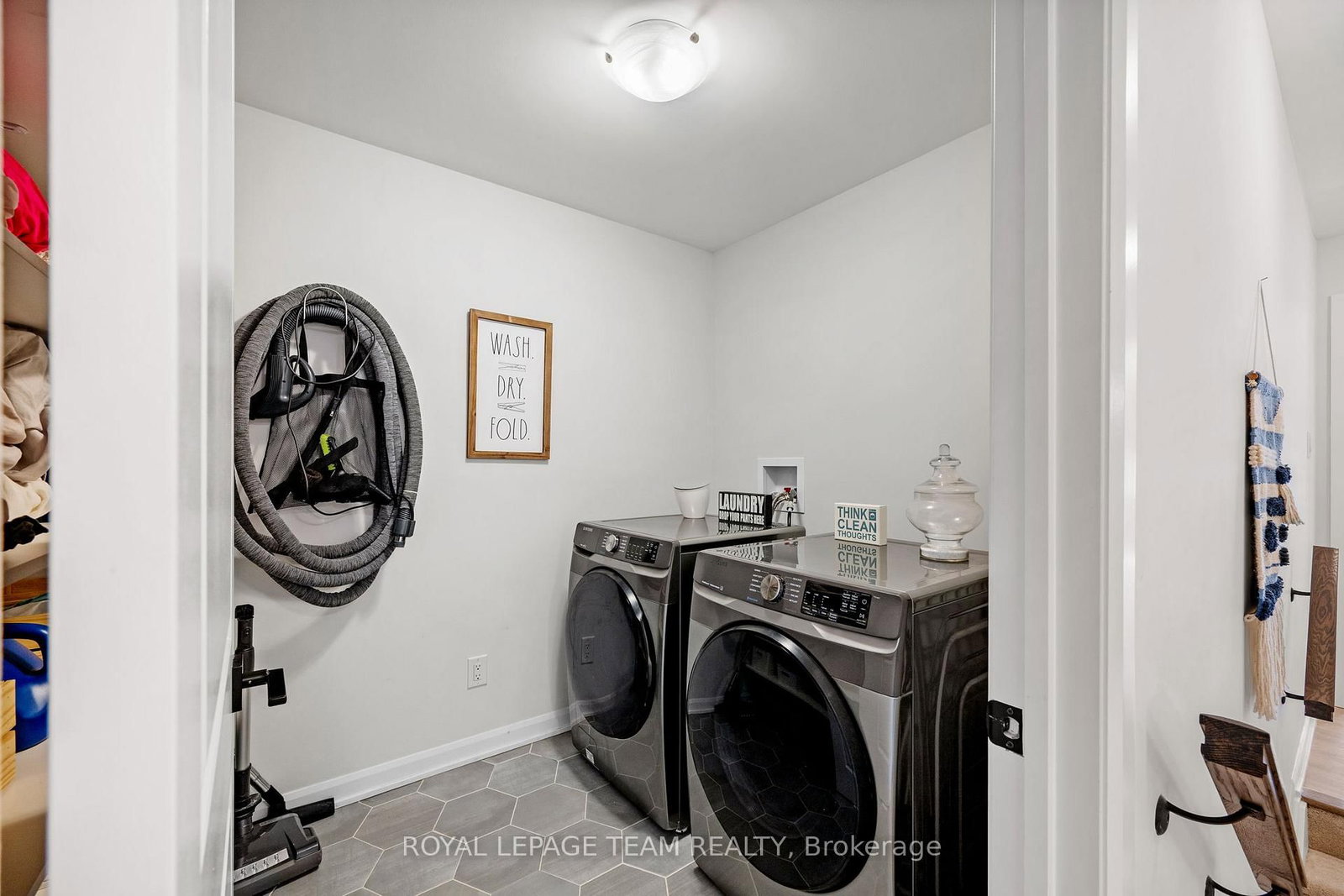 98 RALPH ERFLE Way • Ottawa, ON photo 21