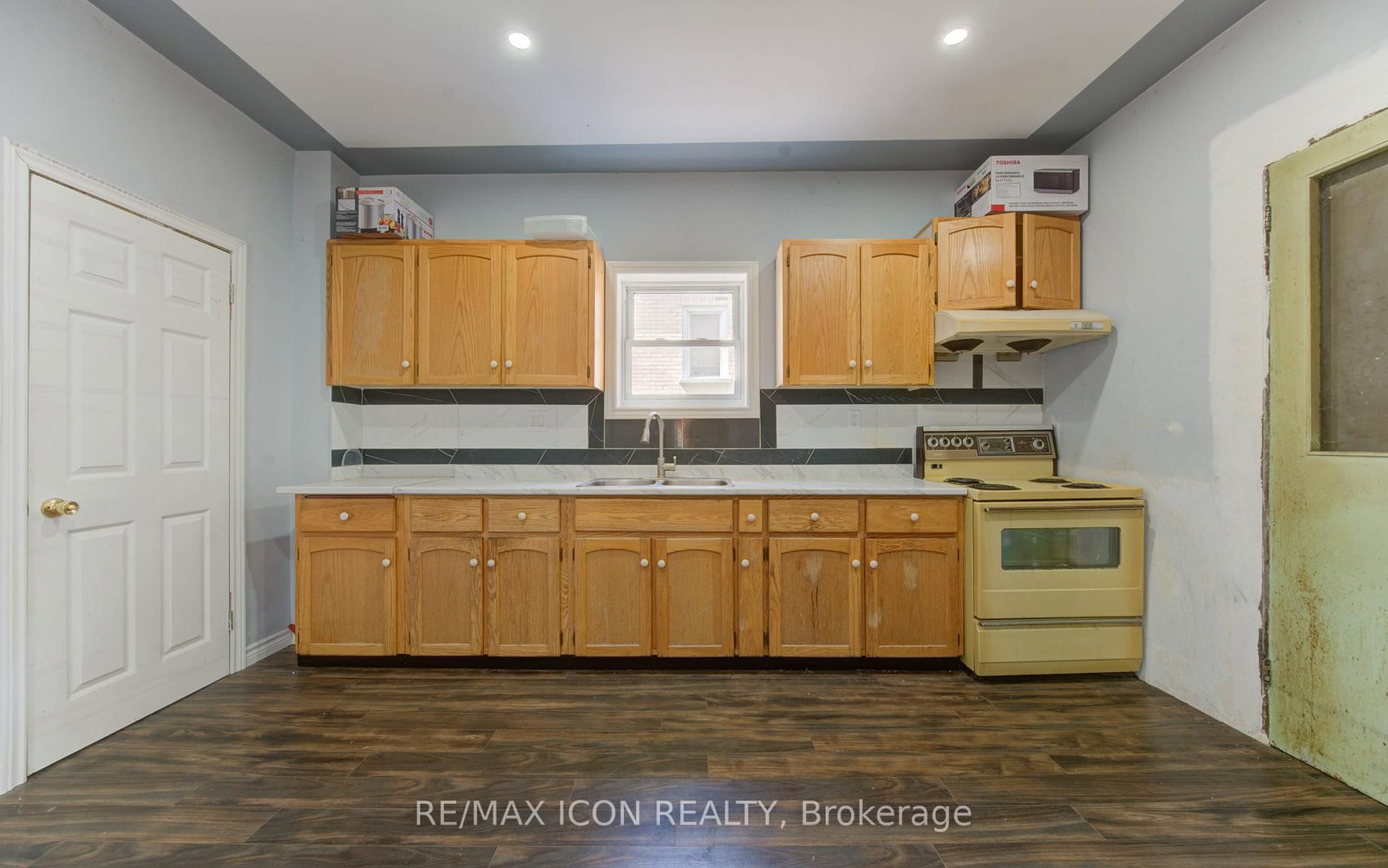138 Courtland Avenue E - Photo 11