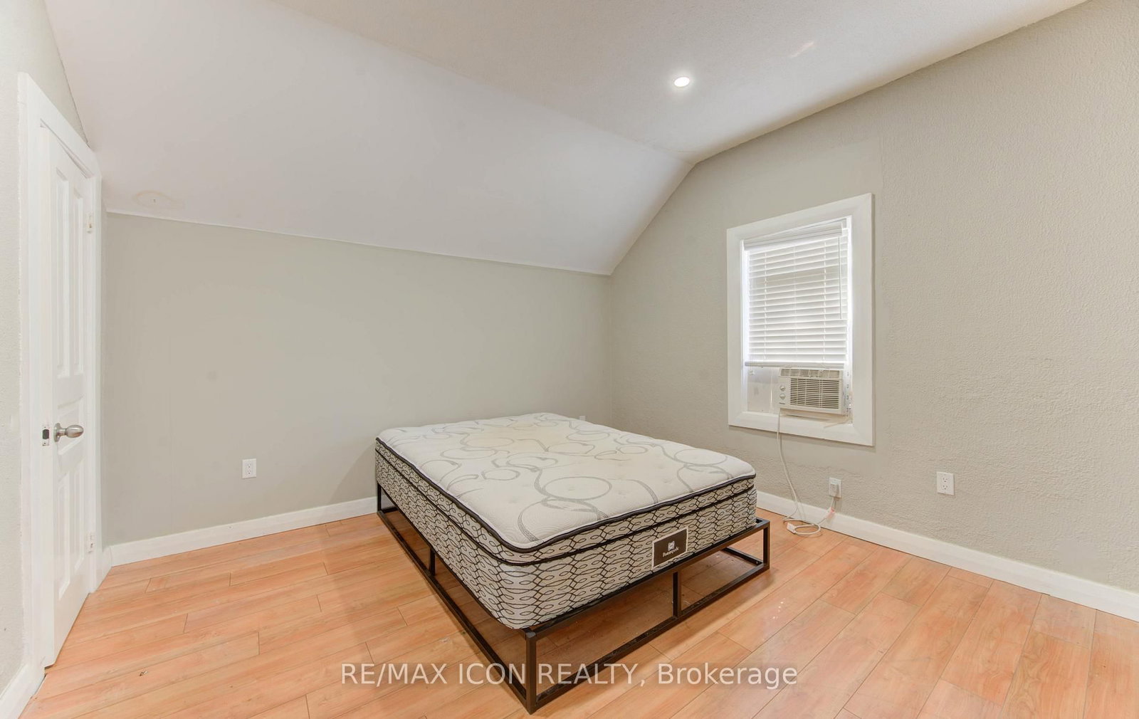 138 Courtland Avenue E - Photo 19