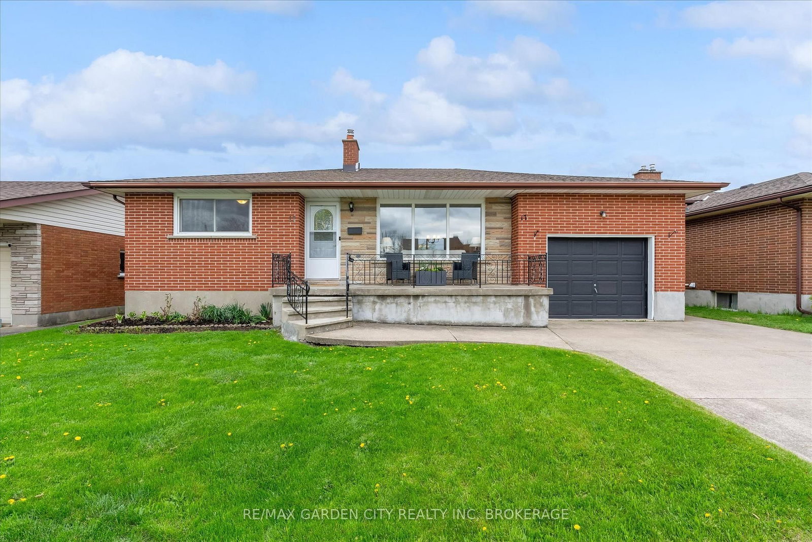 Detached House for sale at 17 St. Charles Drive, Thorold, Ontario, L2V 2W3 - Thorold Downtown - MLS: X13069564