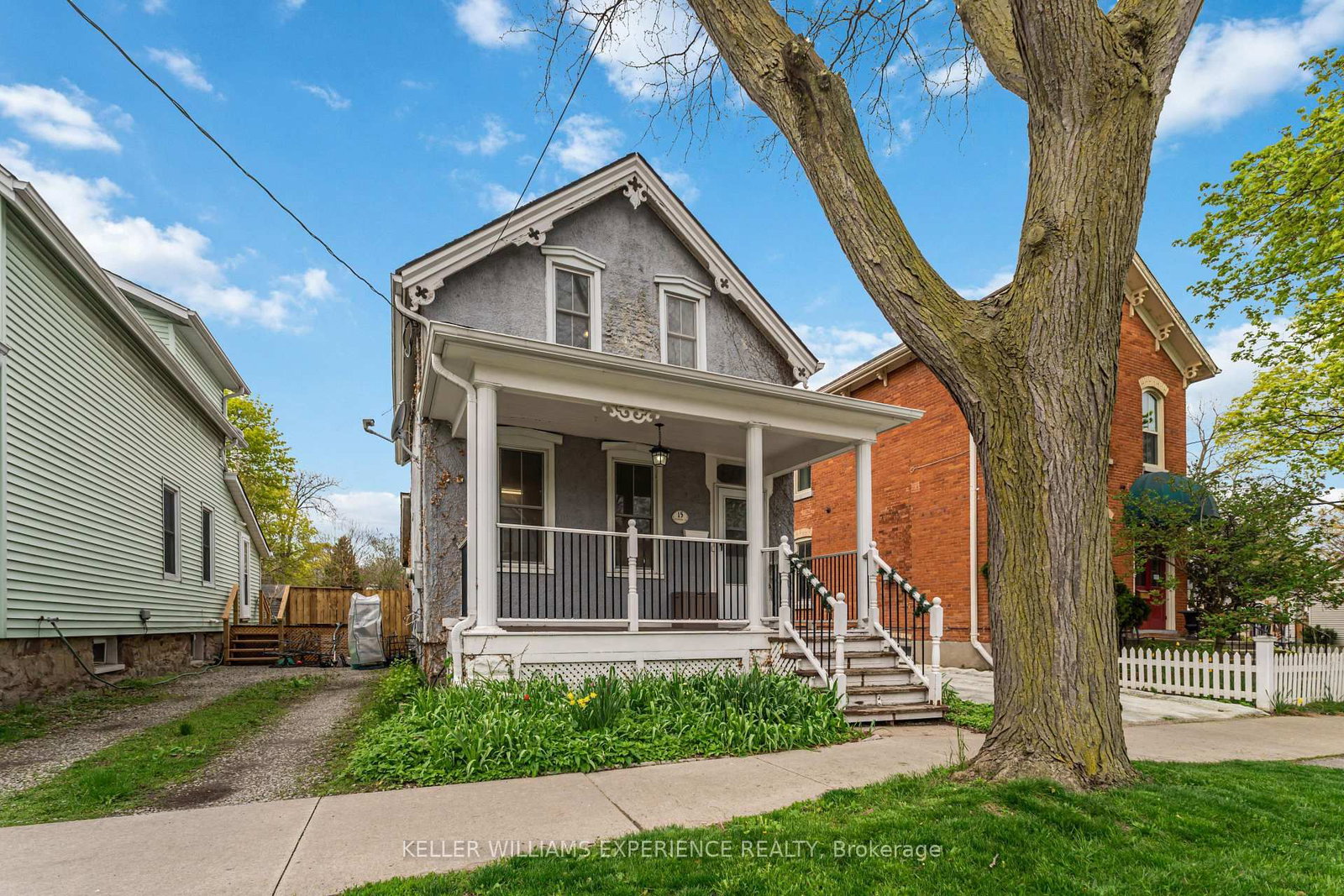 Detached House for sale at 15 Catherine Street, St. Catharines, Ontario, L2R 5E4 - Downtown - MLS: X13069800