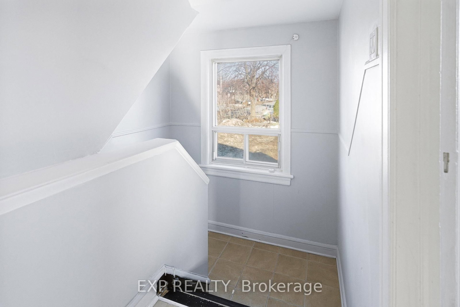 1663 Bank Street - Photo 7