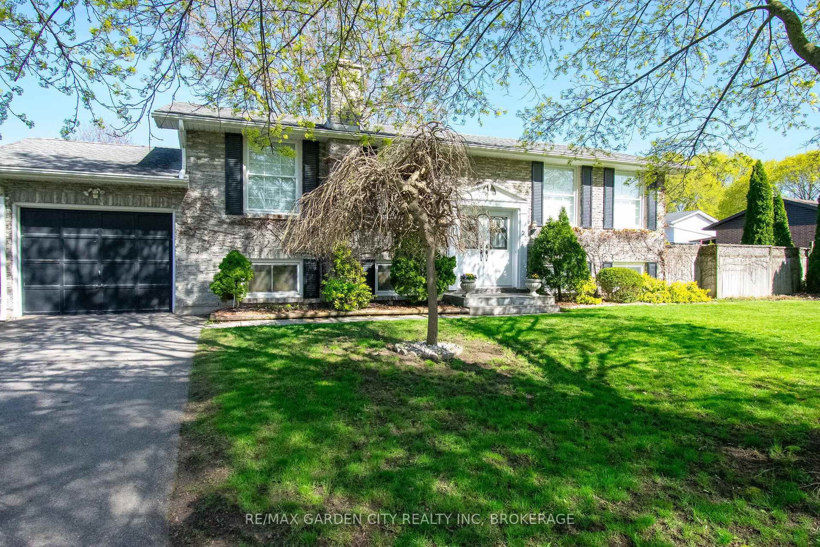 Detached House for sale at 22 Shetland Crescent, St. Catharines, Ontario, L2P 3P7 - E. Chester - MLS: X13070208