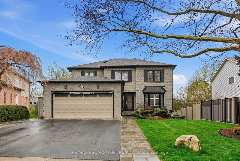 23 Golfview Cres, Hamilton, L9H 6V1 | Image 2