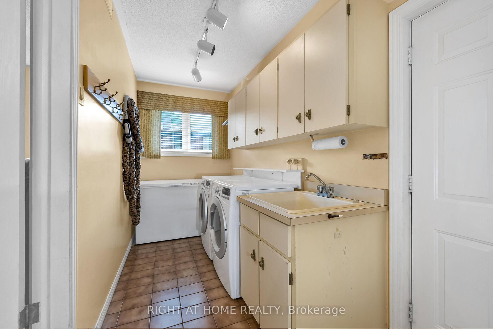 33 Walnut Drive • Guelph, ON photo 25