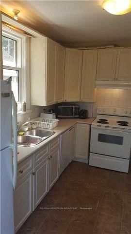 28 Hollywood Street N