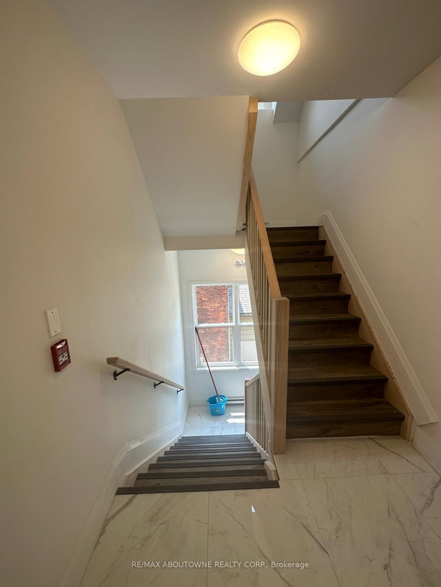 100 - 66 Wellington Street S