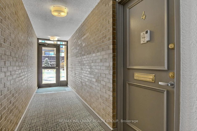 4 - 525 St Laurent Boulevard