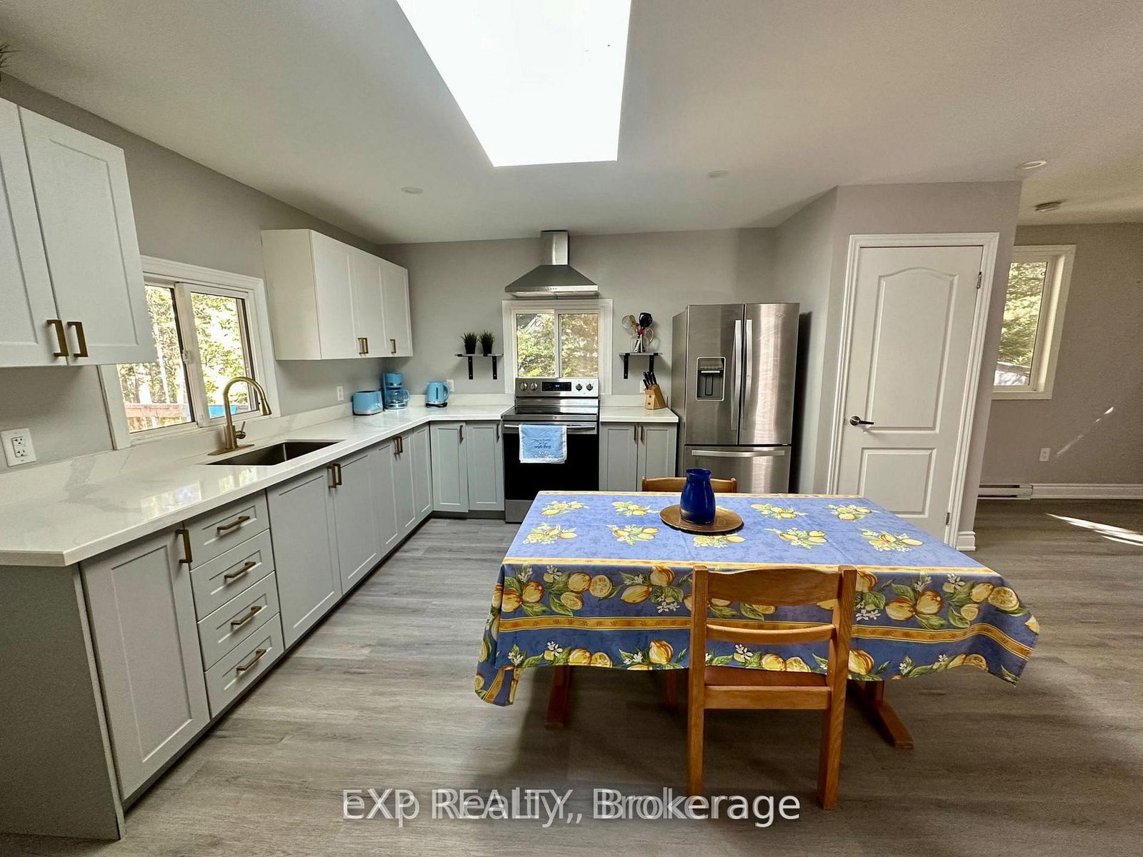 61 W Robert Road • Huntsville, ON photo 9