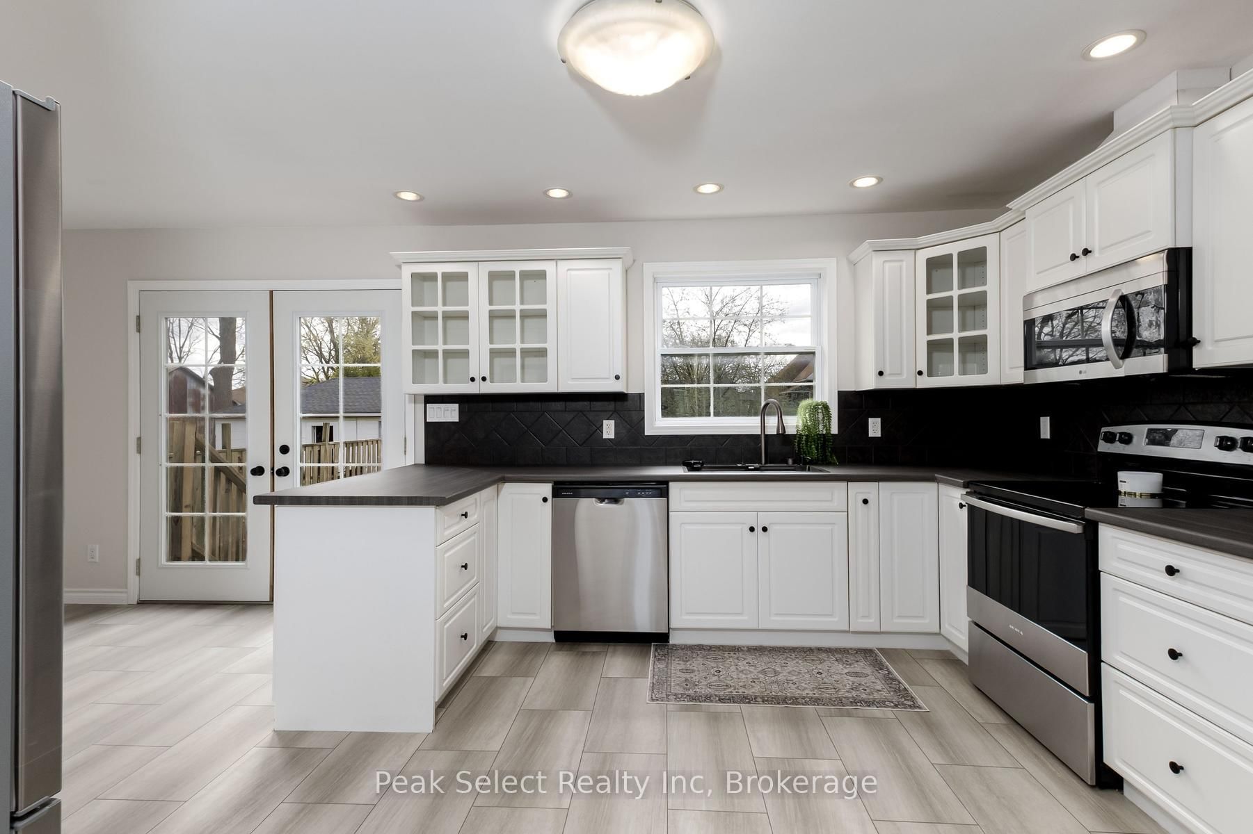 202 Queen Street W