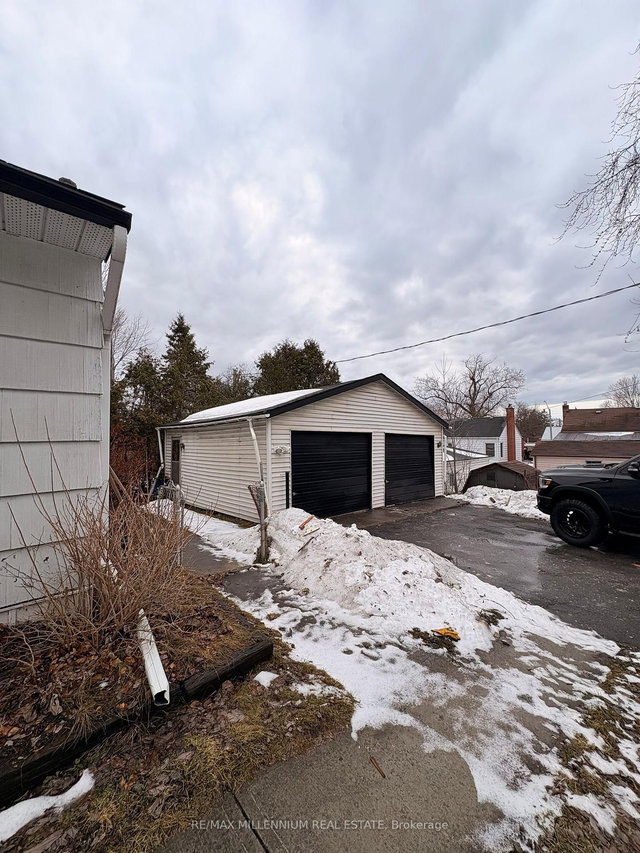 706 Fairbairn Street