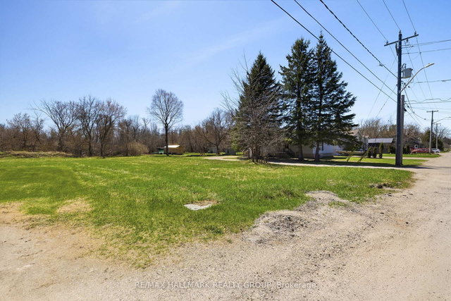 32 Brock Street N