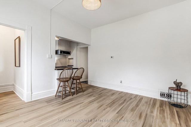 23 Bruce Street S