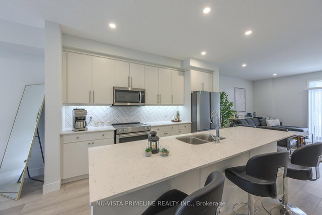 6 - 925 DEVERON Crescent
